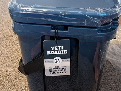 Yeti Roadie 24 Cooler - Navy Blue