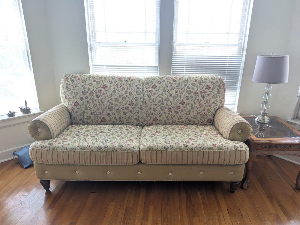Classic Floral Upholstered Sofa (Vintage Look)