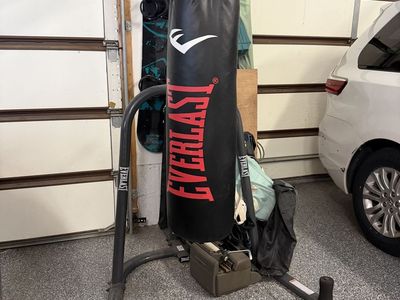Punching bag with stand: Everlast Heavy Bag with Single-Station Heavy Bag