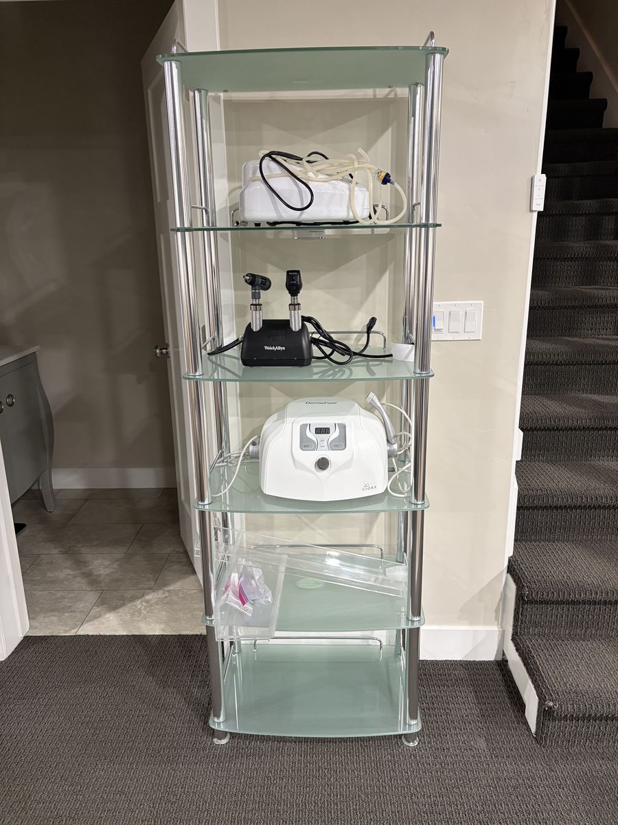 Glass merchandising stands (4 total)