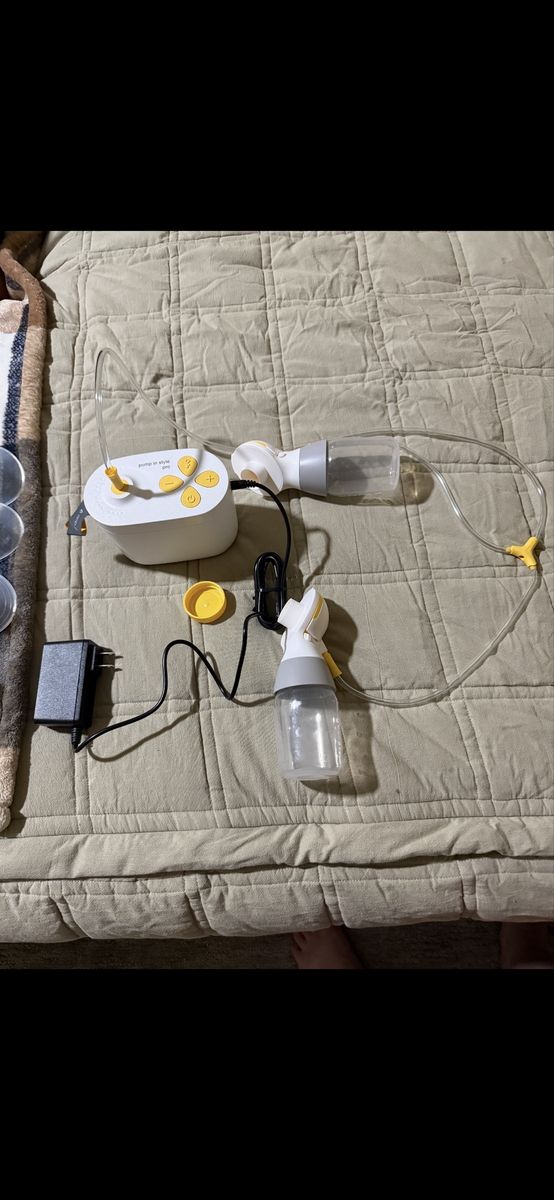 Medela Pump in Style With MaxFlow Breast Pump Set with Accessories