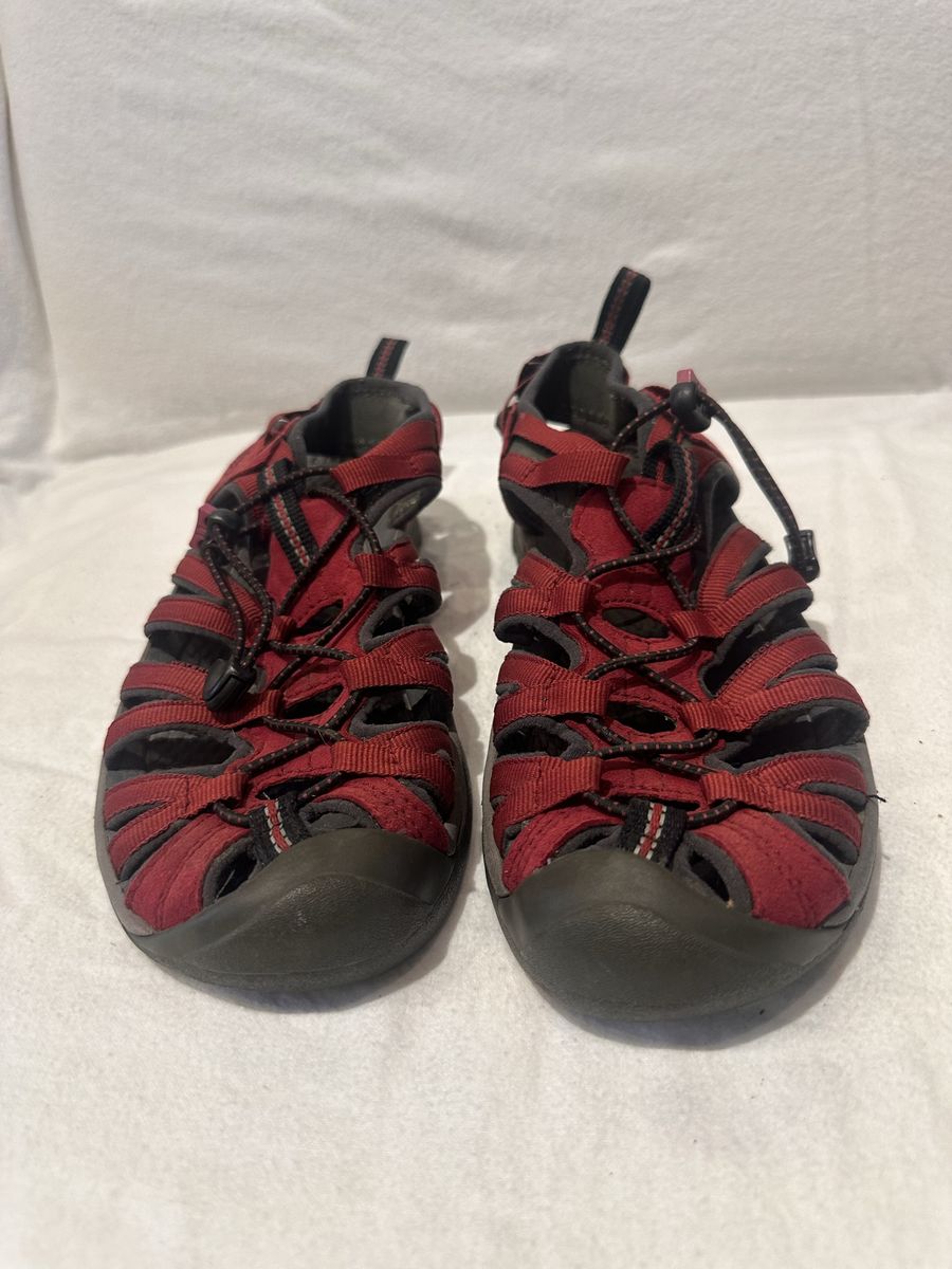 Keen women size 9, maroon, slim style, hiking sandals
