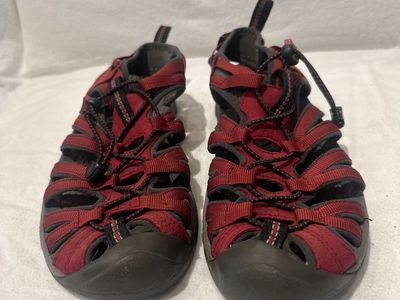 Keen women size 9, maroon, slim style, hiking sandals