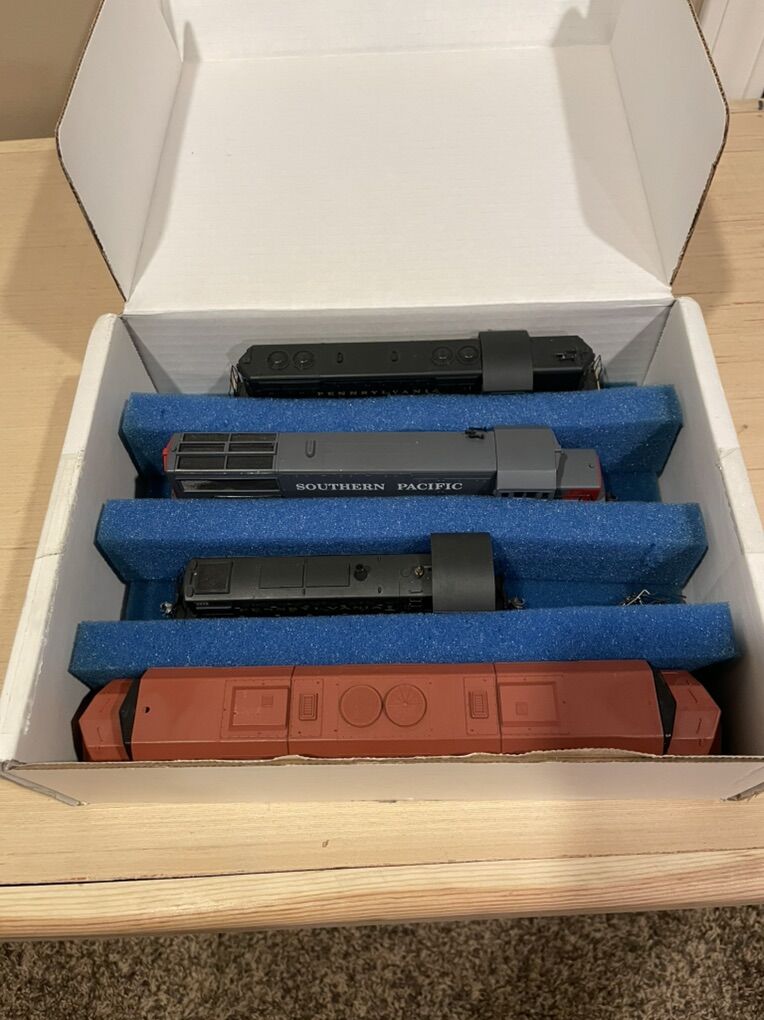 Lot Of 4 HO scale Locomotives