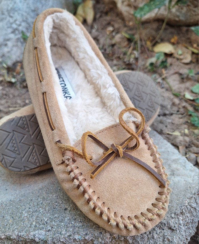 Fabulous Womens 6 Minnetonka plush slip on moccasins
