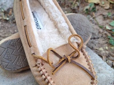 Fabulous Womens 6 Minnetonka plush slip on moccasins