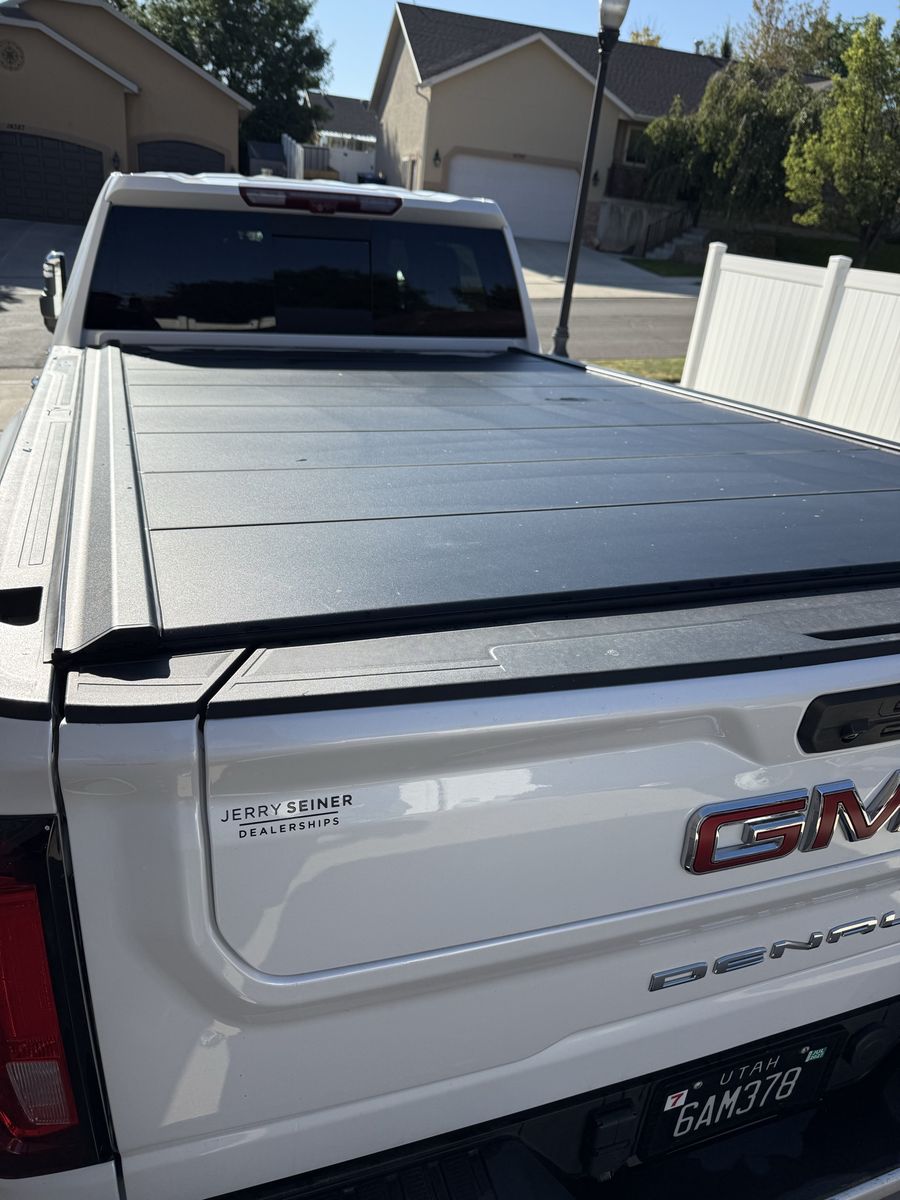 Peragon Limited HD Retractable Tonneau Cover | Chevy/GMC 8’ Bed | Like New