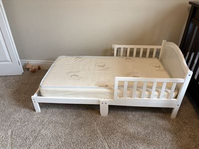 Toddler bed (white)