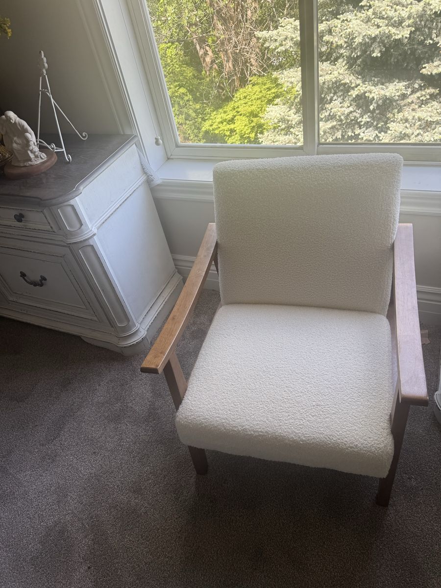 Modern Cream Accent Chair – Boucle Style