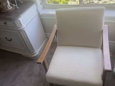 Modern Cream Accent Chair – Boucle Style