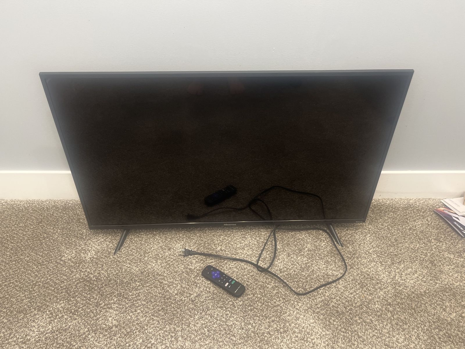 Roku Hisense 40in TV (With Remote)