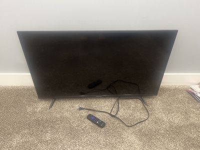 Roku Hisense 40in TV (With Remote)