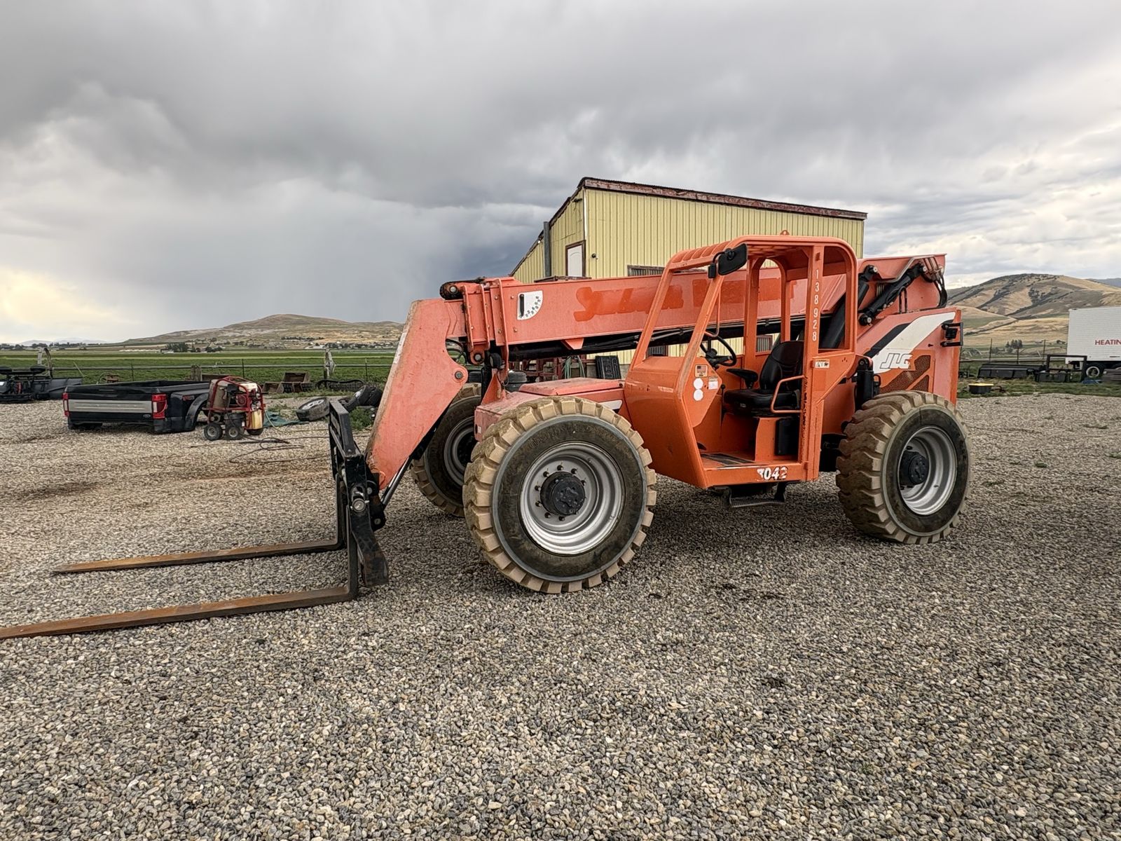 2014 skytrak 8042, foam filled tires
