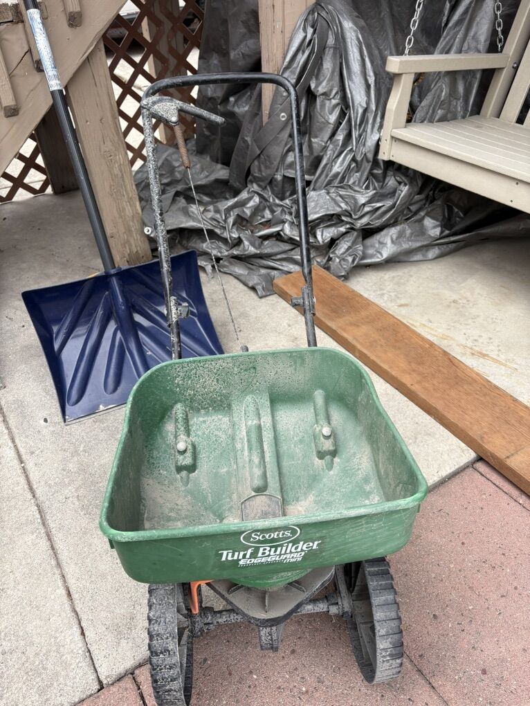 Scotts Turf Builder EdgeGuard Mini Spreader