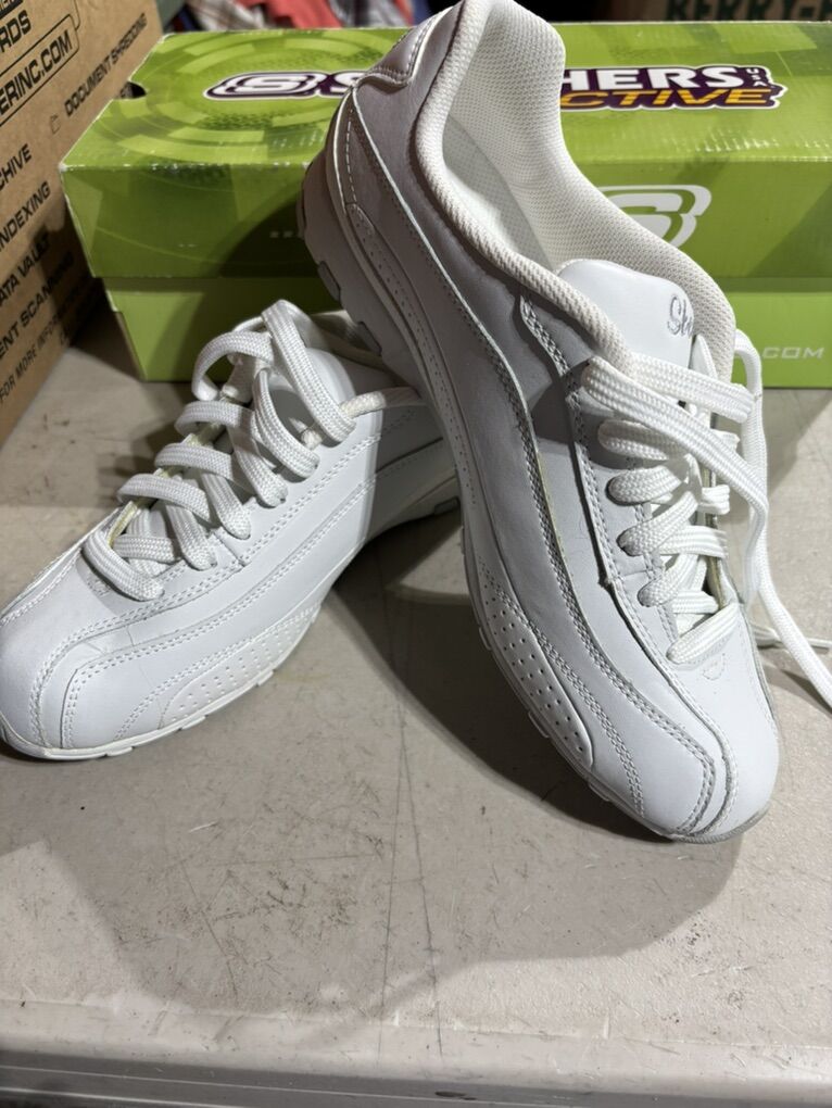 NEW Women's Sketchers-Size 8.5
