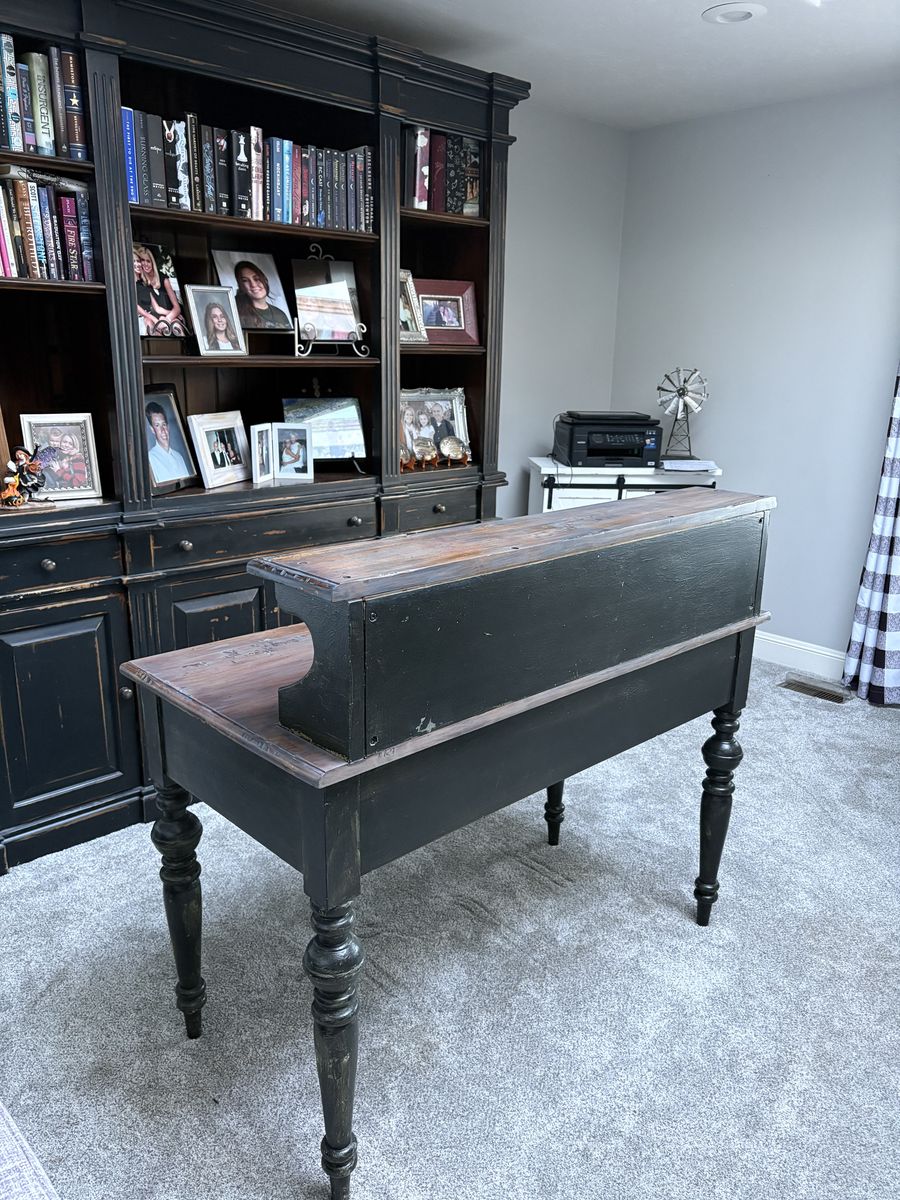 Beautiful Antique Desk Black/brown