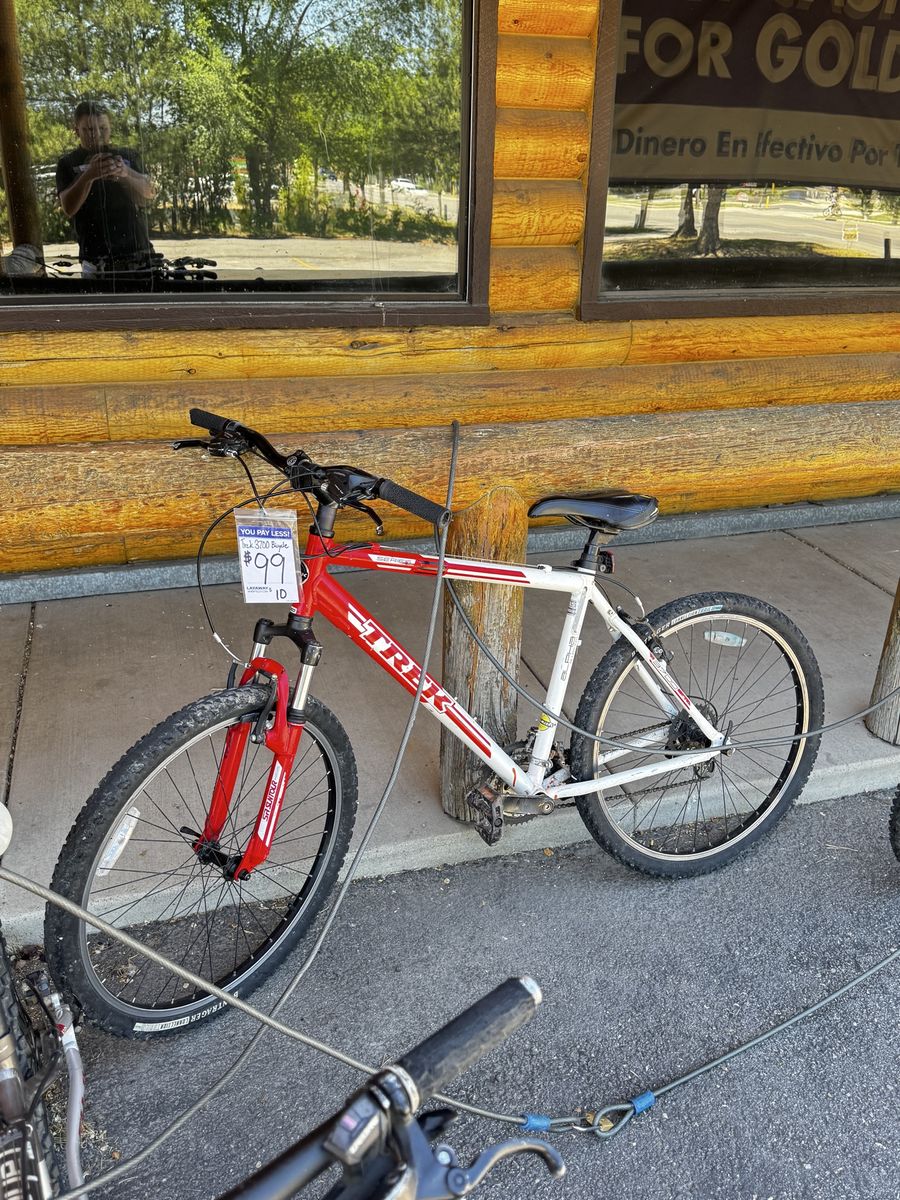 Trek 820 Mountain Bike - Red/White, 26-inch wheels, Front Suspension