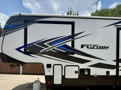Keystone- Fuzion 373 (Toy Hauler) 2021- ONLY 62.2 Generator Hours