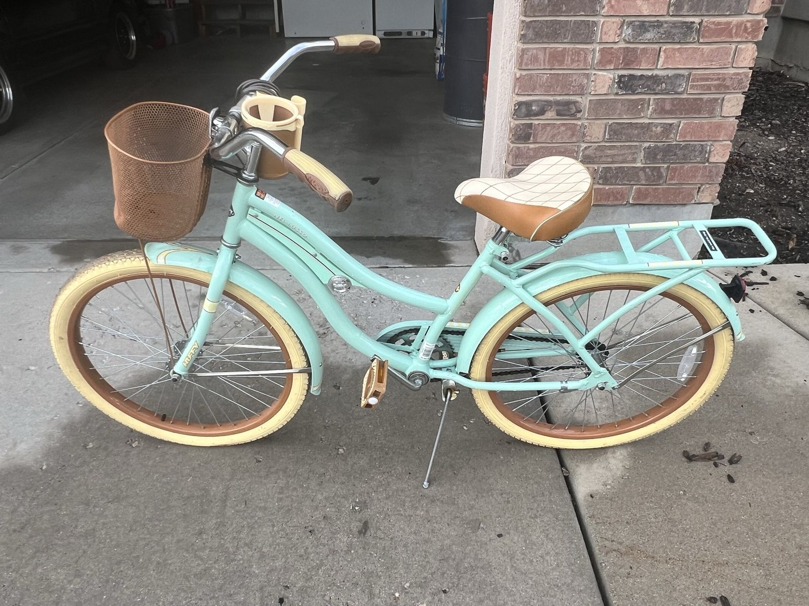 Huffy Nel Lusso women' Cruiser Bike - Light Blue/green, Basket & Cup Holder