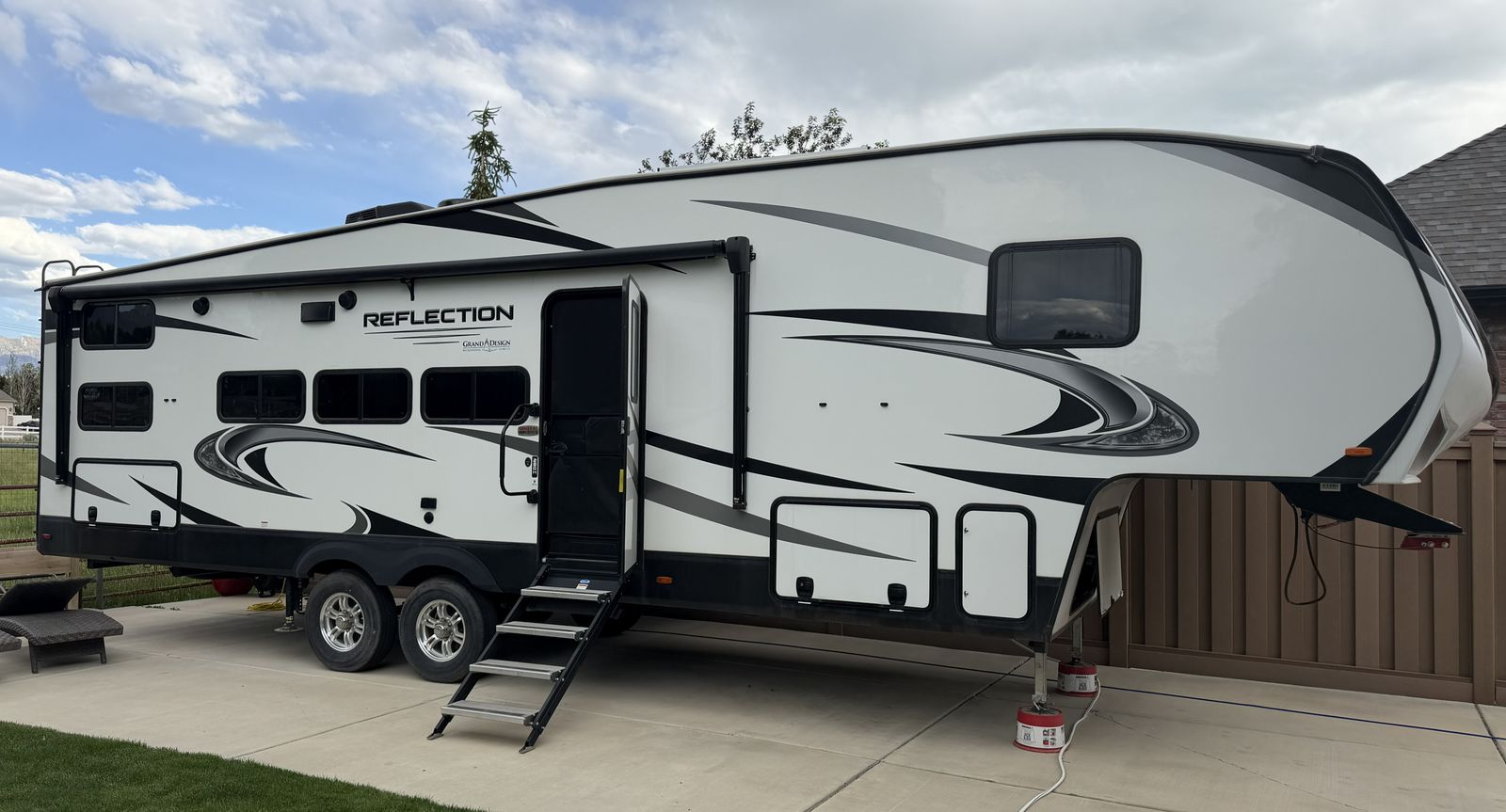 2022 Grand Design Reflection 28BH – Solar, 4 Batteries, Hitch & Warranty