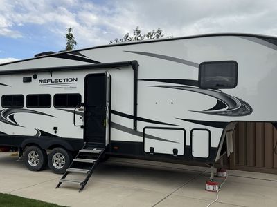 2022 Grand Design Reflection 28BH – Solar, 4 Batteries, Hitch & Warranty