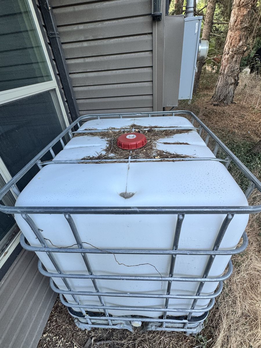 Liquid storage container