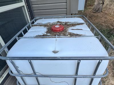 Liquid storage container