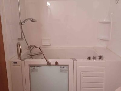Walk in Tub ( Jetted )