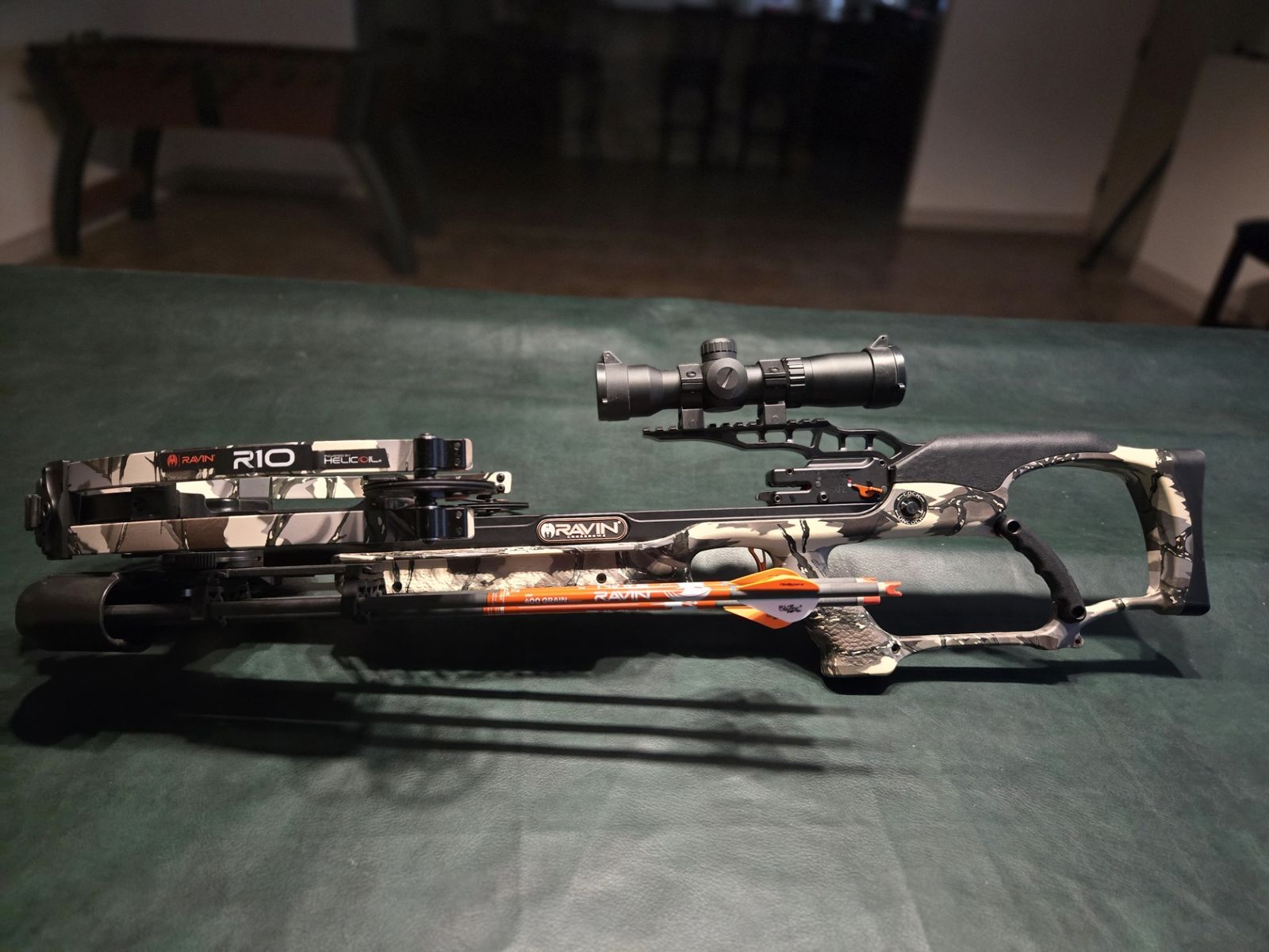 Ravin R10 crossbow with 3 arrors, scope and quiver