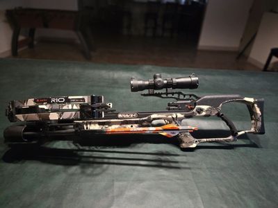 Ravin R10 crossbow with 3 arrors, scope and quiver