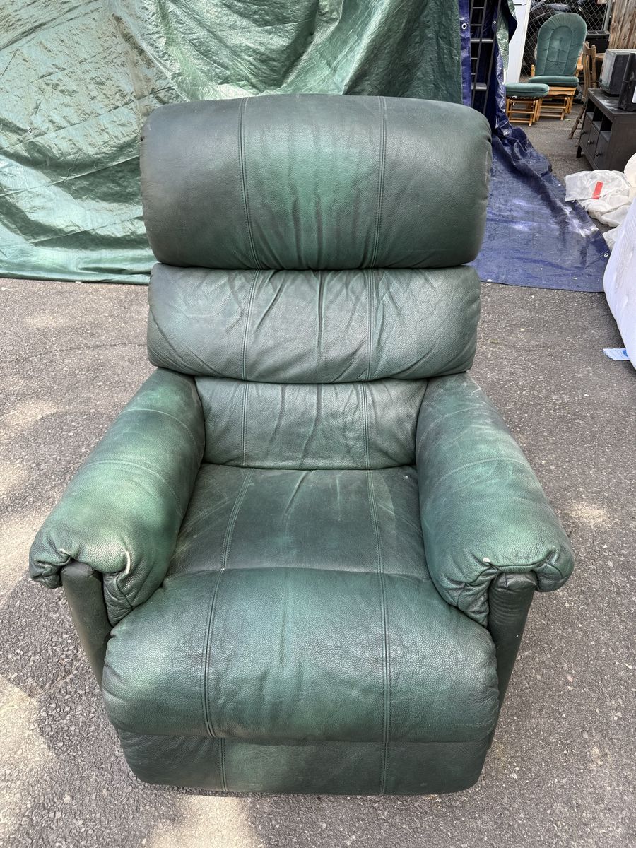Green Leather Recliner Armchair - Comfortable & Durable Seating
