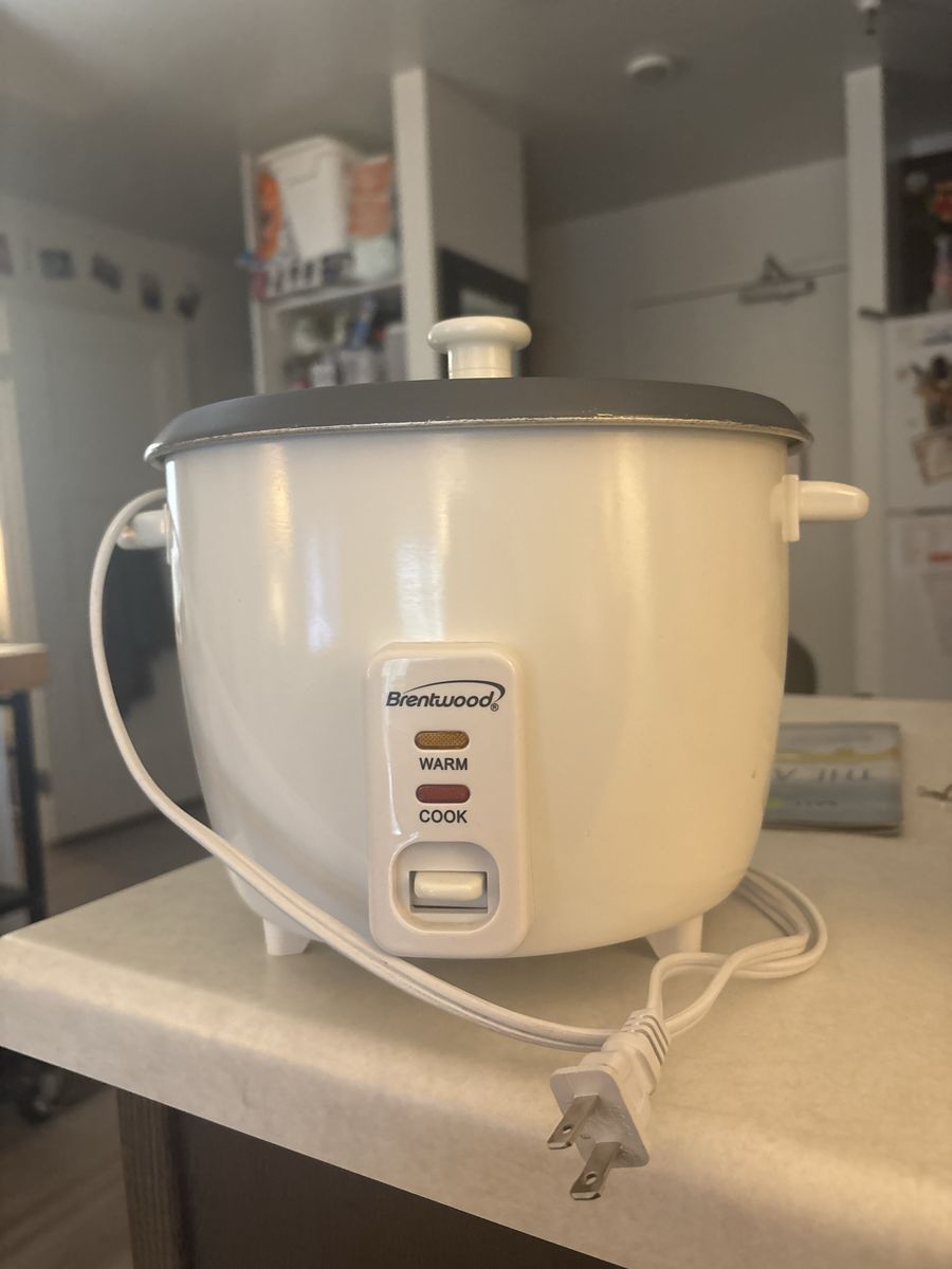 Brentwood White Rice Cooker with Warm and Cook Settings