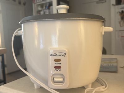 Brentwood White Rice Cooker with Warm and Cook Settings