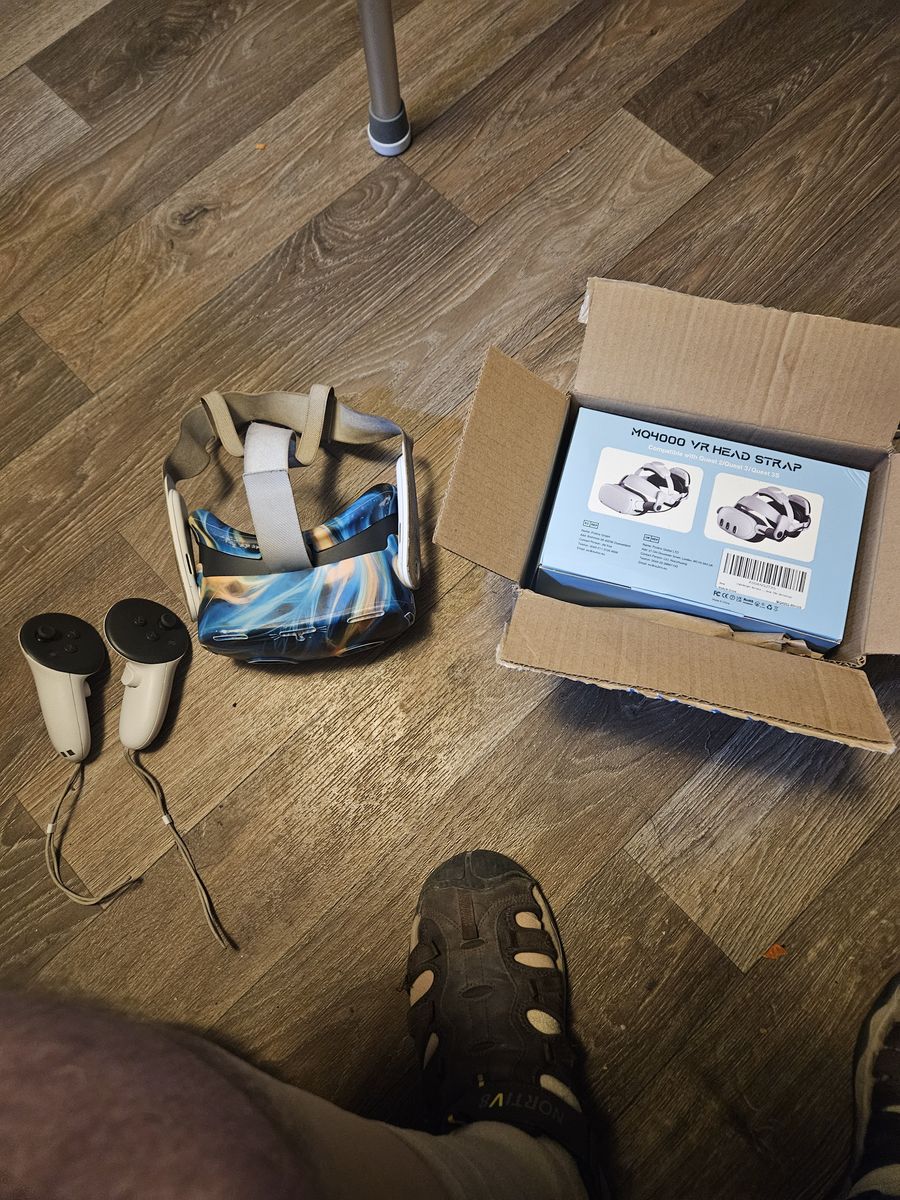 Occulus Quest3 and extra head set (needs charging cord)