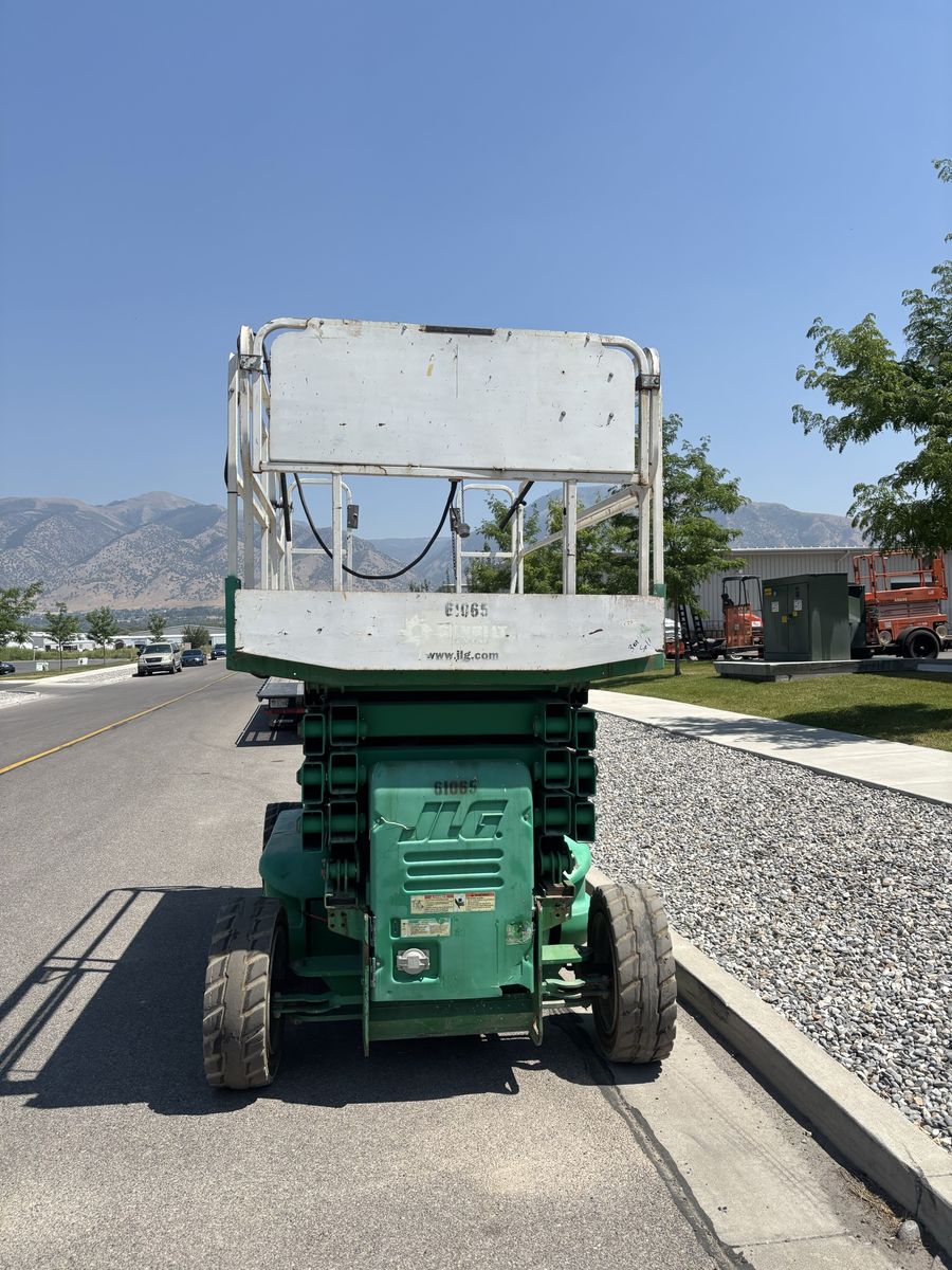 Off road scissor lift 