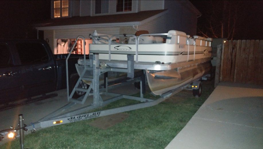 19' Sedona pontoon boat