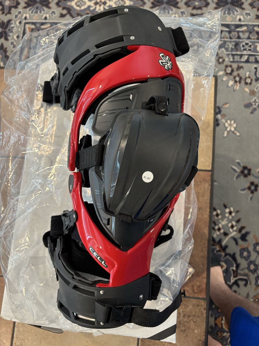Asterisk Cell Knee Brace XL-RT Right Leg Red/Black Motocross/Off-Road Protection