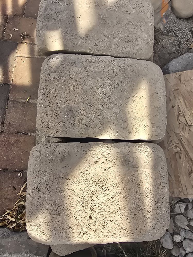 125 9X6X1.75 Concrete Retaining Wall Blocks and Landscape Paver Cap Stones 