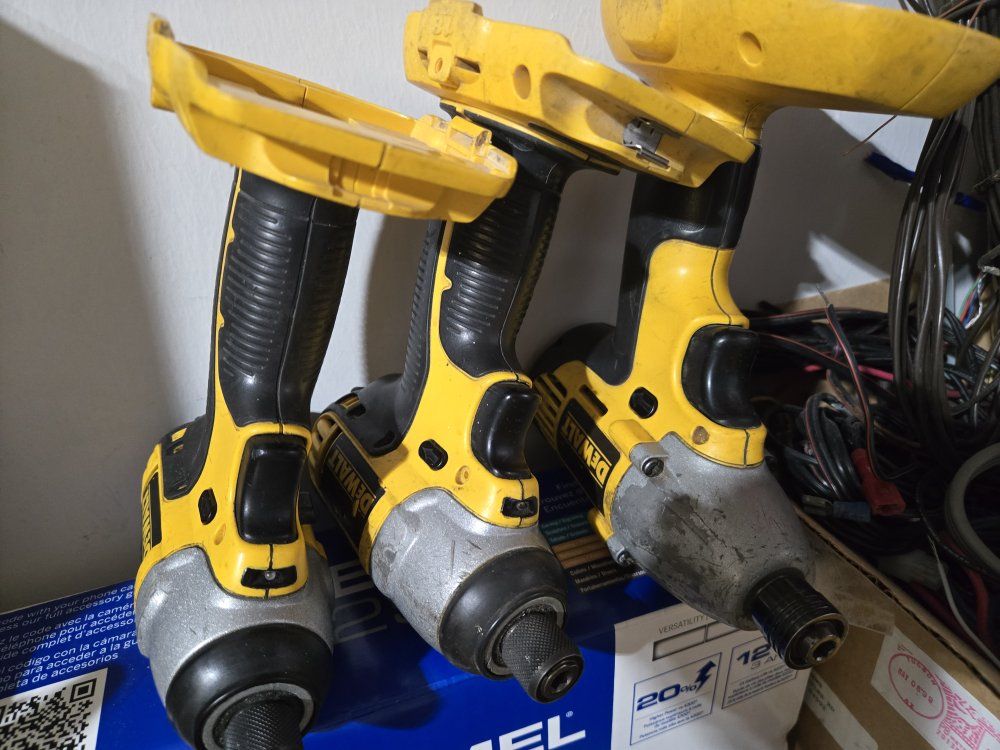 DEWALT 1/4 IMPACT DRIVER WITH WORKING BATTERY AND CHARGER