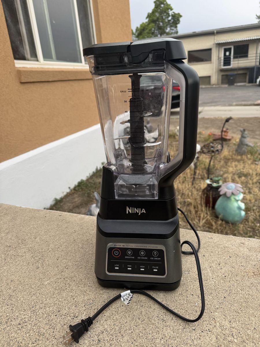 Ninja Auto IQ Total Crushing power blender 64 OZ