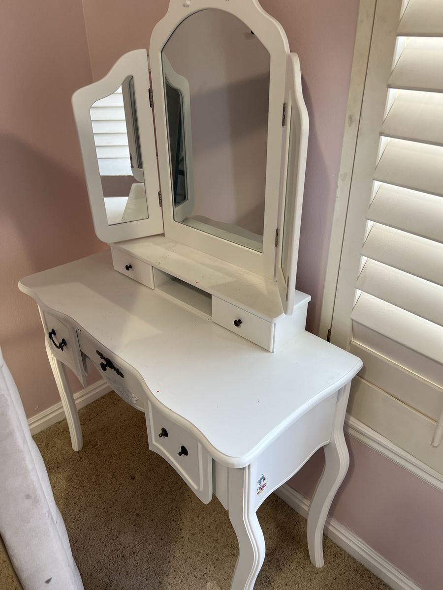 little girls make up table