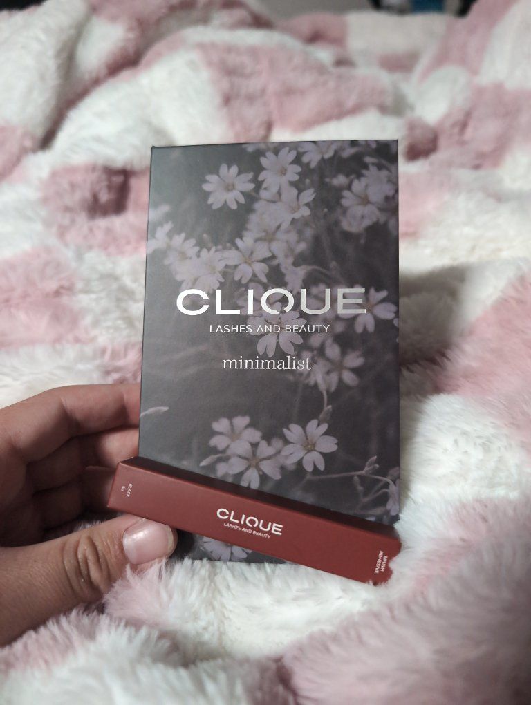 Clique Lashes and Beauty Minimalist Eyelash set & Black Brush Adhesive