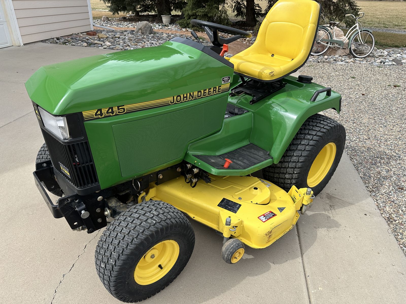 John Deere 445 Lawn/Garden tractor