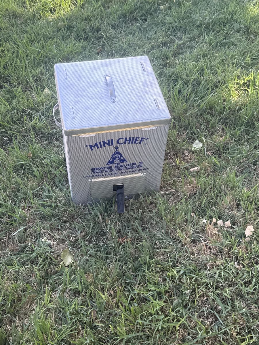 Mini chief smoker. Plugged in, it works. Has everything with it. Don’t need anymore.