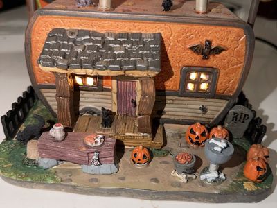 Lemax Spooky Town Creepy Camper Porcelain Lighted Building with Box