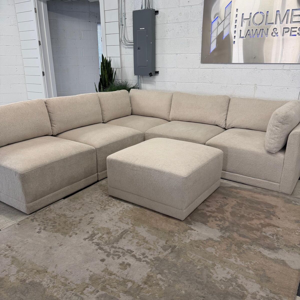 COSTCO THOMASVILLE FALLON MODULAR SECTIONAL 6-PIECE CREAM W/ OTTOMAN!!