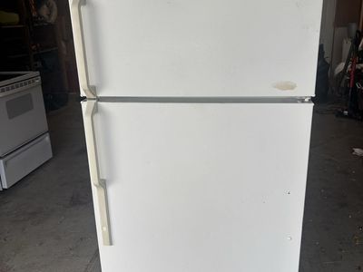 Great Working Refrigerator – Cheap / Garage / Extr
