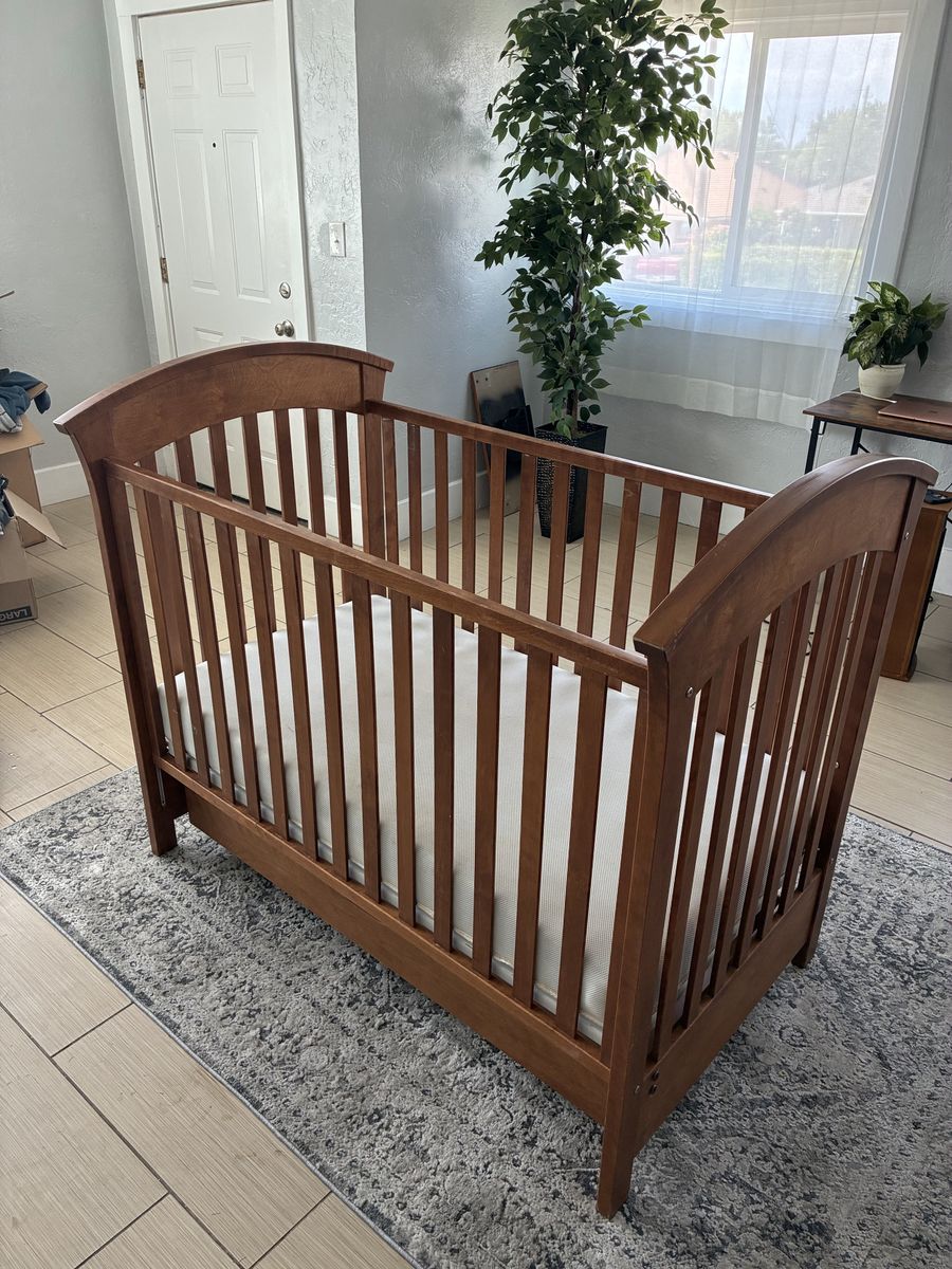 Wooden Baby Crib with Under-Crib Storage Drawer - Excellent Condition, Includes Mattress