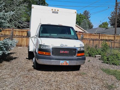 Box Truck Delivery Van with 14 Foot Box and lift Gate