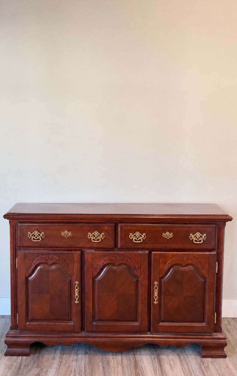Vintage Traditional Cherry Finish Wooden Credenza Sideboard Buffet Cabinet with Brass Hardware